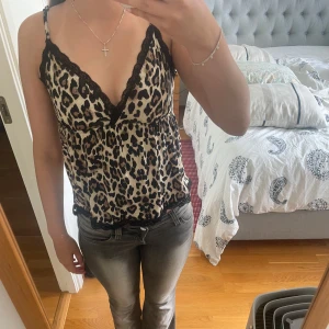 Leopardmönstrad linnetopp med spets - Ett super gulligt linne med leopard mönster ifrån Gina! Nästan helt oanvänd! Skriv för frågor💞