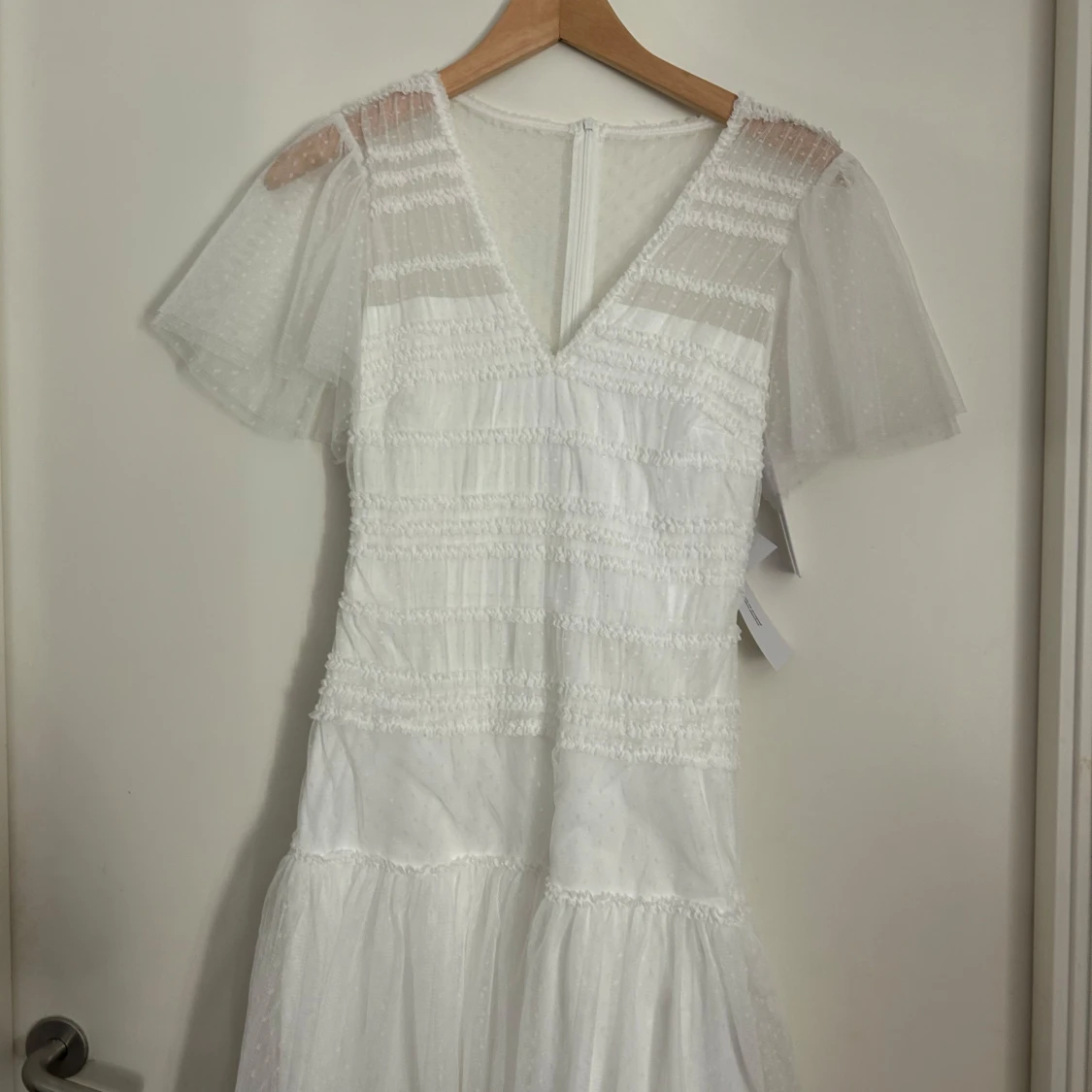 Vit långklänning med volang och mesh - 1