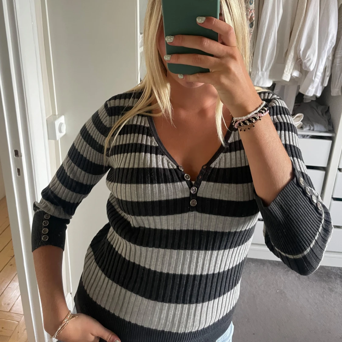 Randig ribbad tröja med knappar - 1