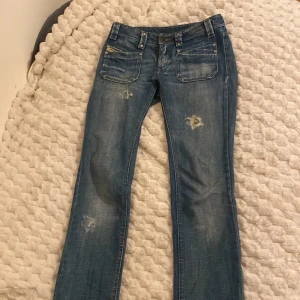Blå jeans från Diesel - Snygga  låg midjade blå jeans från Diesel med håll.säger pågrund av att dom har blivit för korta i benen, Inerbenslängden är 80 och midjan är 35💗
