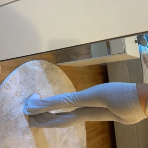 Ljusgrå bootcut mjukisbyxor / yogapants - Ljusgrå yogapants från Nelly. Storlek xs. Fint skick❤️