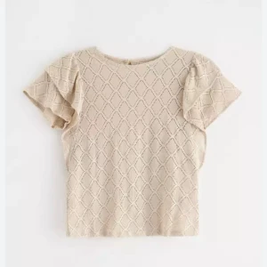 Beige blus med volangärmar - Supersöt beige blus med korta volangärmar och ett snyggt rutmönster i tyget. Perfekt nu i sommar men också till hösten. Använd ett få tal gånger så den är som ny. Säljer då den inte kommer till användning.