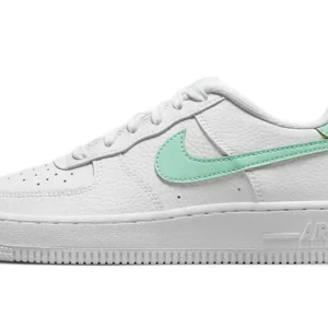 Nike Air Force 1 med mintgrön swoosh - Säljer ett par klassiska Nike Air Force 1 sneakers i vitt skinn med en snygg mintgrön swoosh på sidan. Skorna har lågt skaft, snörning och en platt sula. Perfekta för dig som gillar stilrena och fräscha sneakers med en liten färgklick. Jag rengör dom innan dom postas