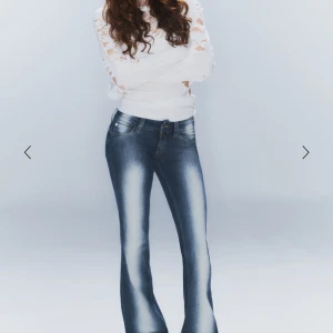 Blå bootcut jeans Cheap Monday - Säljer mina trendiga kvarg jeans från weekday/ cheep monday för att de inte passar!🩷jag har nästan aldrig använt dem.