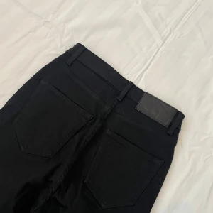 Tiger of Sweden jeans - Säljer dessa tof jeans då de var för små för mig! | Storlek 27/32. | Svart färg och riktigt skönt material. | Väldigt bra skick. | Släng iväg en signal vid funderingar så svarar jag snabbt. |