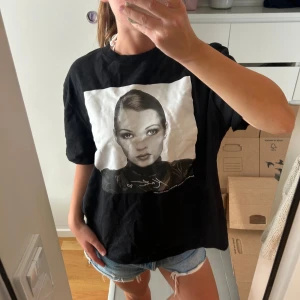 T-shirt från Zara - En helt otroligt snygg och cool tshirt från Zara med en bild på Kate Moss <3 Sitter oversized och är limited edition