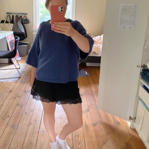 Blå stickad t-shirt - I bra skick