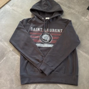 Saint Laurent hoodie  - Skick: 10/10 | Storlek: S | Passar mer XS | Passar perfekt för dig som är 160-165 | Nypris: 7000 | Mitt pris: 3200 | Köparen står för frakt | Hör av er vid frågor. 