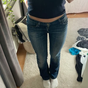 Mörkblå raka jeans - Lågmidjade jeans som är raka från lee