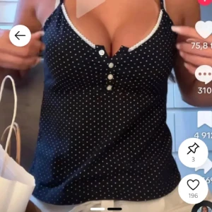 mörklblå prickig linnetopp från brandy melville  - Har aldrig använt, köpte i Paris och den är exakt samma som i bilden fast har bara 2 knappar som visas på bild 2💕💕 skriv innan du köper och om du har egna frågor