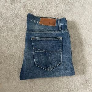 Tiger of sweden jeans  - Hej, säljer dessa fina TOS (Tiger of sweden) jeans | Dem är i super gott skick, köptes på TOS butiken i Stockholm och har blivit väldigt gott vårdade | Modellen heter Sharp och de är storlek W31 L32🤗 
