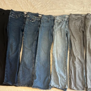 Jeans - Kolla in profil! 💕 Säljer ett gäng jeans i olika färger, allt från lågmidjade till någon med lite högre midja. Både flare, bootcut och straight i modellerna, även vissa med mönstrade fickor! Stl mellan 25’30, 170 (barn stl) till 36 från populära märken såsom Gina Tricot, Lager 157, Only och Noisy May 