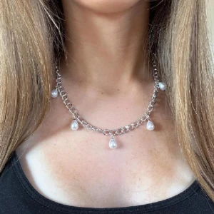 Pärlhalsband Silver - Postar oftast samma dag, nästa dag med instabox men kan ta längre tid med PostNord ❣️