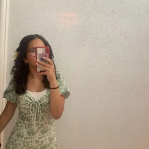 Grön blommig långklänning Gina Tricot - Jag använde den 2 gånger och känner nu att jag inte vill ha den mer. Det finns inte några tecken på användning alls, den är ifrån Gina tricot, jag köpte den för 400kr. Pris kan diskuteras