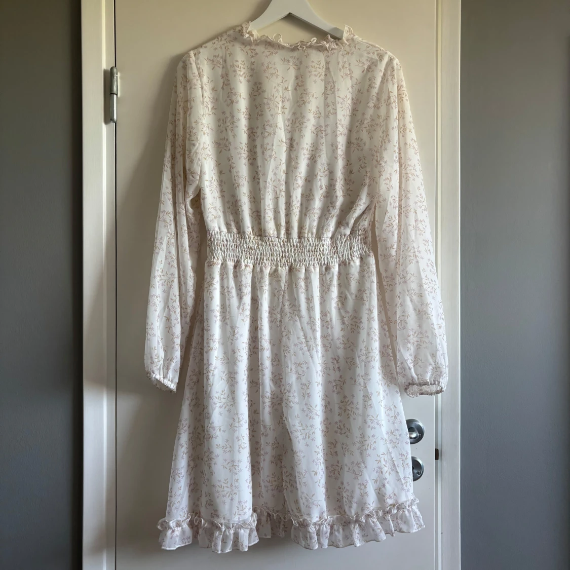 Vit blommig omlottklänning från Vila - 1