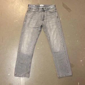 Ljusgråa Jack & Jones jeans  - 😁Säljer mina gamla Jack&jones jeans i modellen relaxas/chris. Stoleken är 29/30. Skriv gärna om du har några funderingar 🙏🙏💯