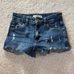Blå lowwaist jeansshorts - Säljer pga för små, har sytt om själv. Väldigt lowwaist och korta. Skriv gärna om du vill veta nåt mer!! Kan tänka mig sänka pris💓💓