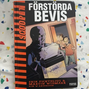 Scoopet: Förstörda bevis - När skolbiblioteket hotas av nedläggning startar Hugo och Maryam ett upprop för att rädda det. De skapar tidningen 'Scoopet' och avslöjar skandaler på egen hand. Perfekt för unga som gillar spänning, mysterier och att påverka sin omvärld.