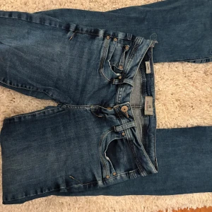 Blå jeans från LTB  - Snygga blå jeans från LTB med klassisk femficksdesign och raka ben. Jeansen har kontrastsömmar, bälteshällor och en läderpatch bak. Tillverkade i mjukt denimtyg som sitter skönt hela dagen. Finns en liten defekt men den syns knappt💓 Storlek W26 L34💕 Pris kan diskuteras 💞