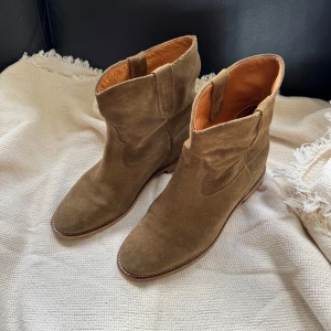 Isabel marant boots - Säljer dessa ursnygga Isabel marant skorna i storlek 40. Modellen heter Crisi och nypris ligger på 485 euro. Skorna är i jättefint skick 🍂