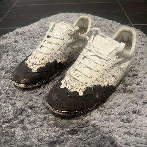 Maison Margiela Gats Paint Splatter 43 ÄKTA - Riktigt schyssta Maison Margiela Gats med svart färg stänk || Storlek 43 || Använda men i mycket fint skick 