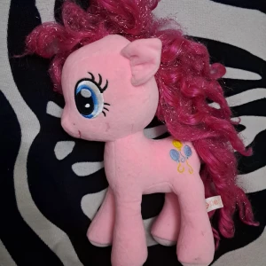 My little pony- Pinkie pie gosedjur - Jätte fin och gullig My little pony :) Lite fläckig men går nog att tvätta.  Kolla gärna in mina andra annonser för gruppsrabatt + samfrakt! 