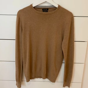 Massimo Dutti tröja - Snygg beige tröja från Massimo Dutti i en mix av bomull, silke och kashmir. Klassisk rund halsringning och långa ärmar. Perfekt för dig som gillar stilrena och mjuka plagg med en clean look. Perfekt för kyligare dagar. Storlek S men passar XS. Tveka inte om ni har funderingar, bara att höra av er!