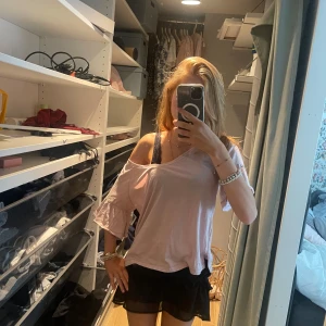 Rosa Odd Molly tröja  - En super fin tröja/t-shirt från odd Molly med två små Jack på sidorna längst ner på tröjan, köpt på second hand och osäker på storleken. Skriv för mer frågor 💕