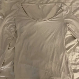 Vit långärmad topp - En basic vit långärmad topp från H&M med rundad, urringning. 