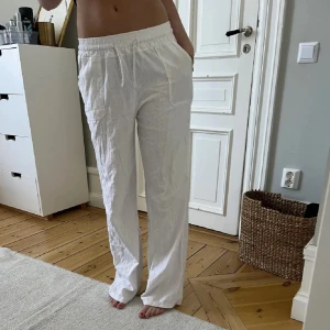 Vita linnebyxor med snörning - Säljer dessa linnebyxor från by Anastasia i den låna modellen! Jag är 175 och innebenslängden är 85! 