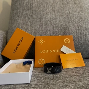 Louis Vuitton svart armband  - Snyggt svart armband från Louis Vuitton. De sitter som man vill man kan välja alltså. Man kan bada med de, äkta! 