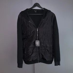 HELT NY Massimo Dutti Cardigan - Nytt skick, inga defekter. Nypris ca 2500kr. Storlek L passar också M, sitter bra mellan 175-185. Tags medföljer inte. Skriv för mer information !🤝