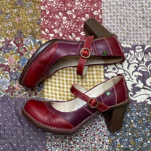 Vinröda Mary Jane-klackar från El Naturalista - Oanvända och unika Mary Jane-pumps från El Naturalista i rött och vinrött skinn med bred klack och justerbart spänne i guld. Skorna har kontrastsömmar och en stabil plattformsula, perfekta för dig som vill sticka ut subtilt med djup vinröd färg och retrovibbar! Nypris ca 1000👌🍒