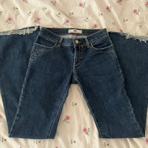 low bootcut jeans - säljer ett par mörkblåa lågmidjade bootcut jeans i storlek 25 från fornarina. stitch marks på bakfickorna. klippta vid längden. tidigare köpt på plick men är fortfarande i fint skick. innerbenslängden är 78cm och midjemåttet är 33cm tvärs över
