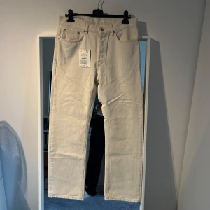 krämvita raka jeans från Zara, size 42 - Snygga krämvita jeans från Zara i rak modell. Perfekt till sommaren! Aldrig andvända med tagen fortfarande kvar!