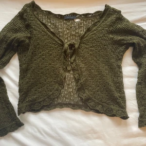 Grön stickad kofta - Superfin och passar till det mesta⭐️tyvärr ett hål som syns på båda bilderna i nacken