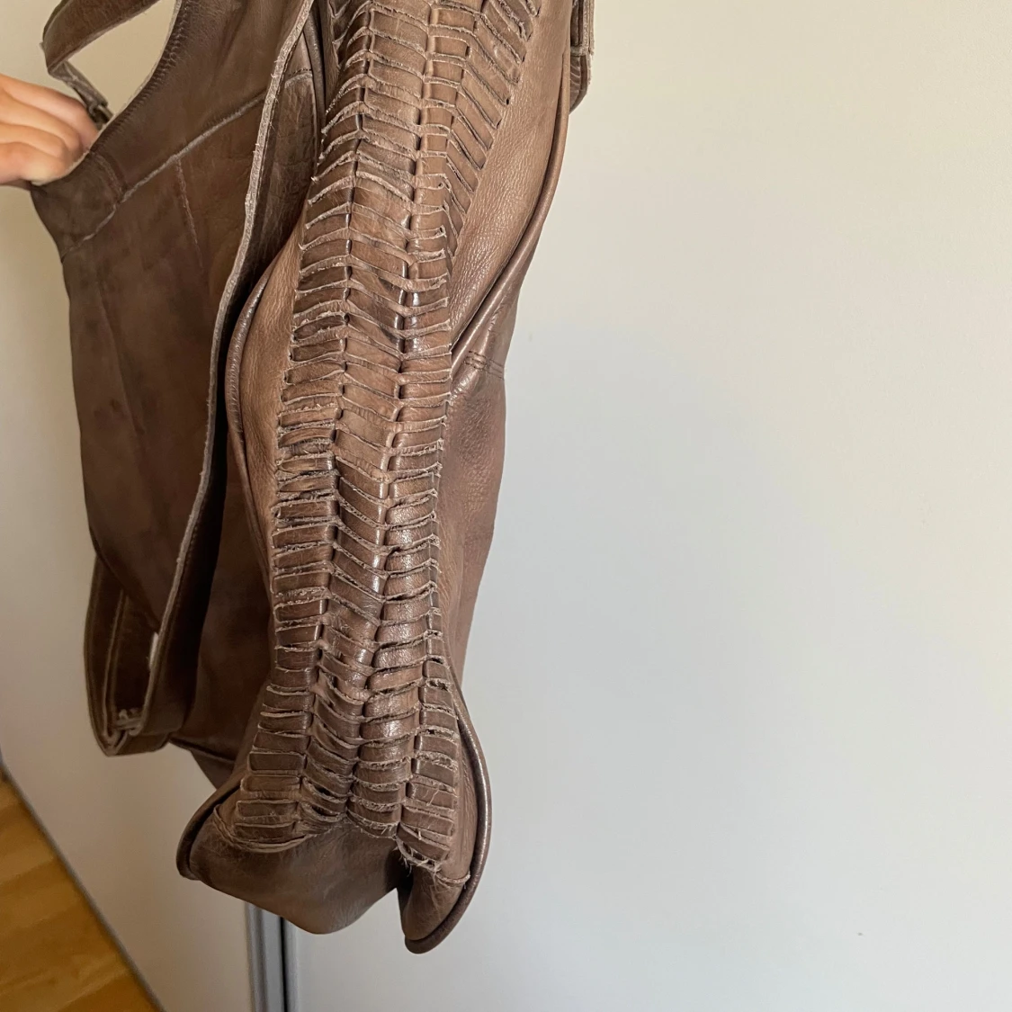 Brun axelväska i skinn med flätade detaljer - 1