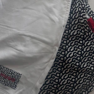 Short & T-shirt från Hugo boss - Ett set från Hugo boss med T-shirt & shorts. Helt nya. Storlek M.