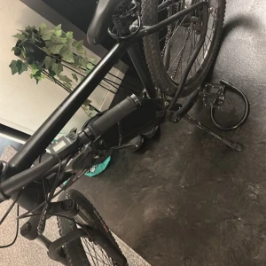 Elcykel  - Tja, har en elcykel som jag knappt använder längre fungerar bra och bra räckvidd på den hastighet är 30-40 km/h.