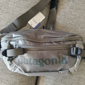 Helt ny Patagonia midjeväska - Rymmer 5 liter kan även bäras som axelremsväska. Aldrig använd!