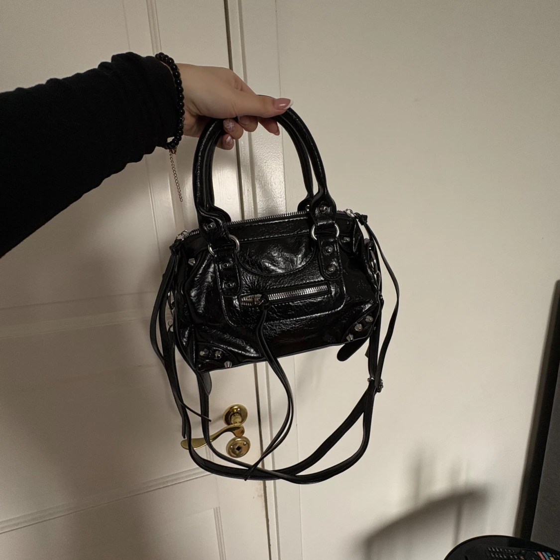 Svart handväska med axelrem - 2