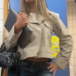 Beige croppad trenchcoat  - Säljer en beige croppad trenchcoat som är slutsåld och har inga skador alls !❤️