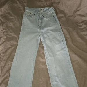 Ljusblå raka jeans från 157 - Säljer ett par ljusblå högmidjade  jeans från 157 med klassisk femficksdesign och raka ben. Jeansen har normal midja och är tillverkade i mjukt bomullsjeans. Knappast använda eftersom att de var för små för mig. 