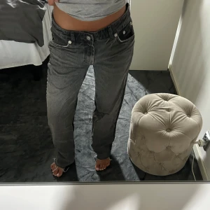 Lågmidjade zara jeans - jättefina zara jeans med unik tvätt💕