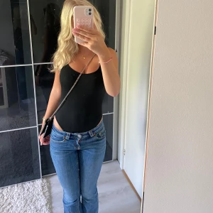 Y2k low wais bootcut jeans - Säljer ett par Gina tricot y2k jeans i blå tvätt. Modellen har låg midja och bootcut-ben.