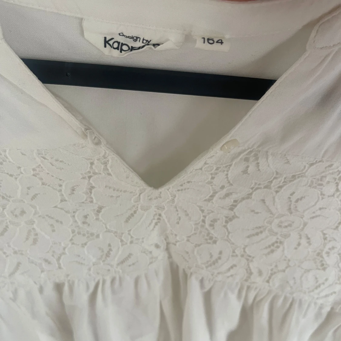 Vit blus med spets från Kappahl - 2