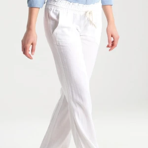 Vita linnebyxor med snörning - Snygga vita linnebyxor från Roxy med avslappnad passform och bred resår i midjan. Byxorna har praktiska fickor framtill och en cool snörning i midjan som ger en chill vibe. Perfekta för varma dagar när du vill ha något luftigt och stilrent.