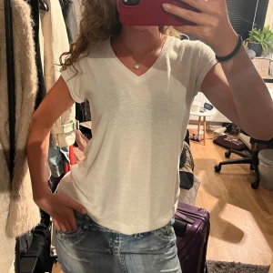 Vit v-ringad t-shirt i bomull - Enkel och fräsch vit t-shirt med v-ringning och korta ärmar. 