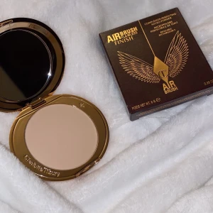 Charlotte Tilbury Airbrush Flawless Finish puder - Säljer ett helt nytt Charlotte Tilbury Airbrush Flawless Finishing Powder i färgen 1 Fair/Pale. Den stora varianten. Aldrig använt, säljer det eftersom det är fel färg för mig. Kom gärna med prisförslag 💓
