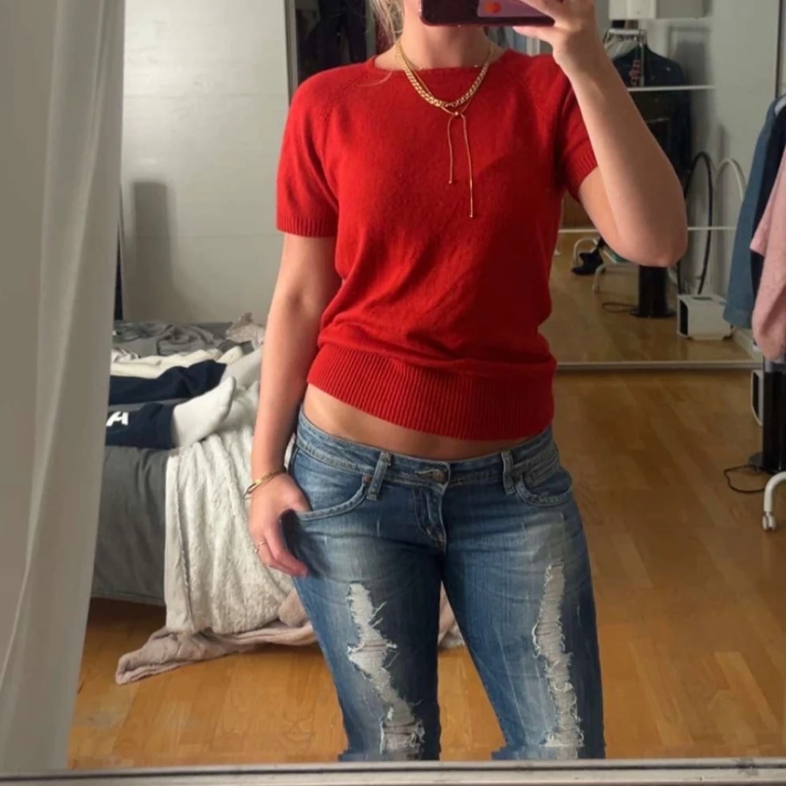 Röd stickad tröja från b.young